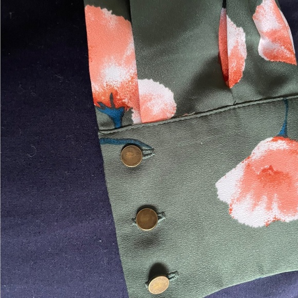 FOREVER 21 FLORAL LONG SLEEVE WITH ZIPPER (NEW WITH TAGS) - Picture 4 of 7